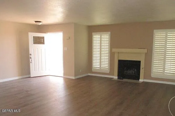 3 bed, 2.0 bath, 2618 sqft, $2,000 — Photo 2