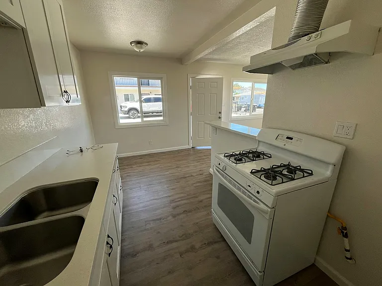 1044 Wallgreen St — Photo 15