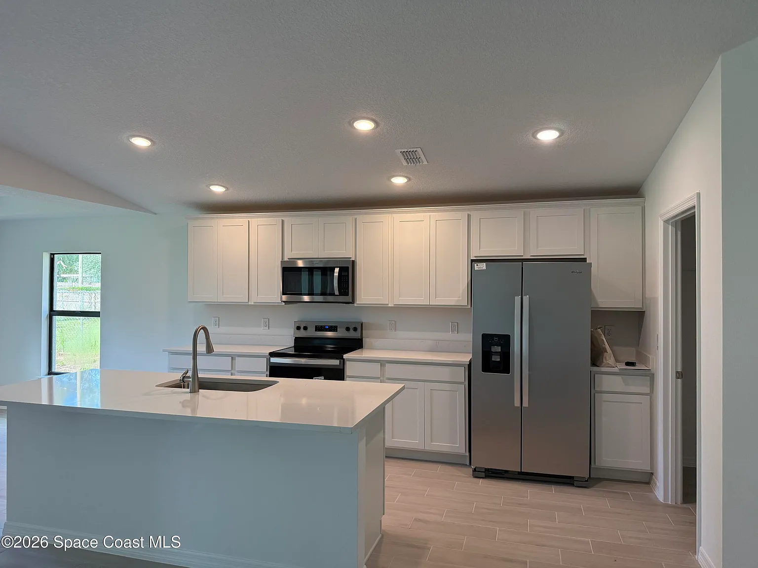 3 bed, 2.0 bath, 1800 sqft, $2,400 — Photo 2