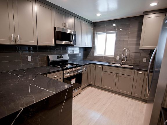 4th image of 445 Palm Dr