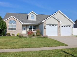 2207 Bracebridge Rd, Bloomington, IL 61705