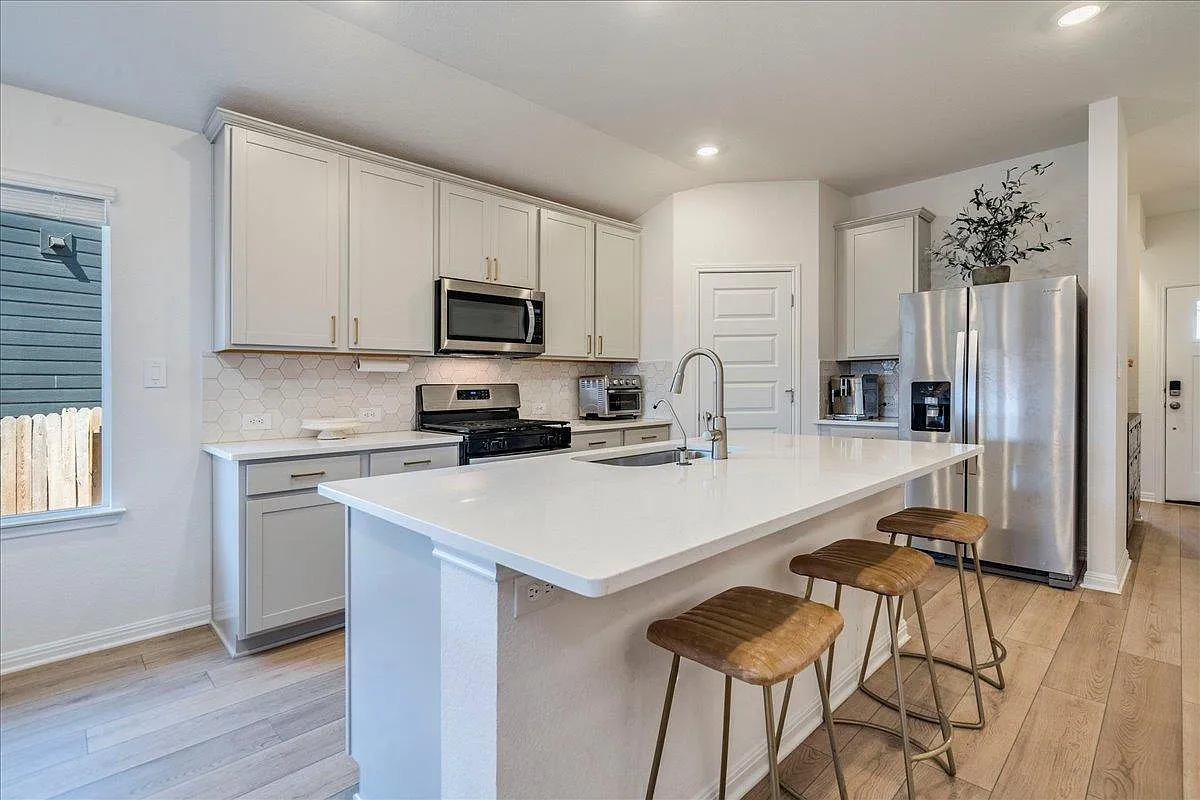 4 bed, 3.0 bath, 2045 sqft, $3,200 — Photo 2