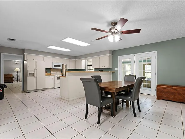 815 Shady Grove Ln — Photo 3