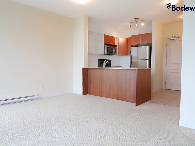 1483 King Edward Ave E — Photo 4