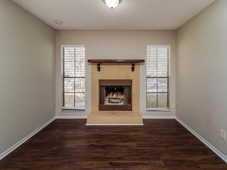 1240 Crossfield Dr — Photo 4