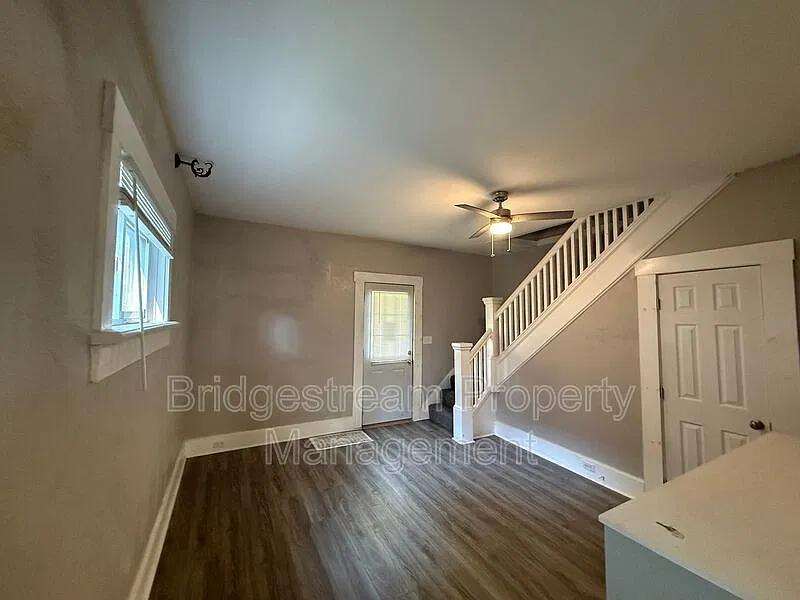 2 bed, 1.0 bath, 1000 sqft, $1,095 — Photo 2