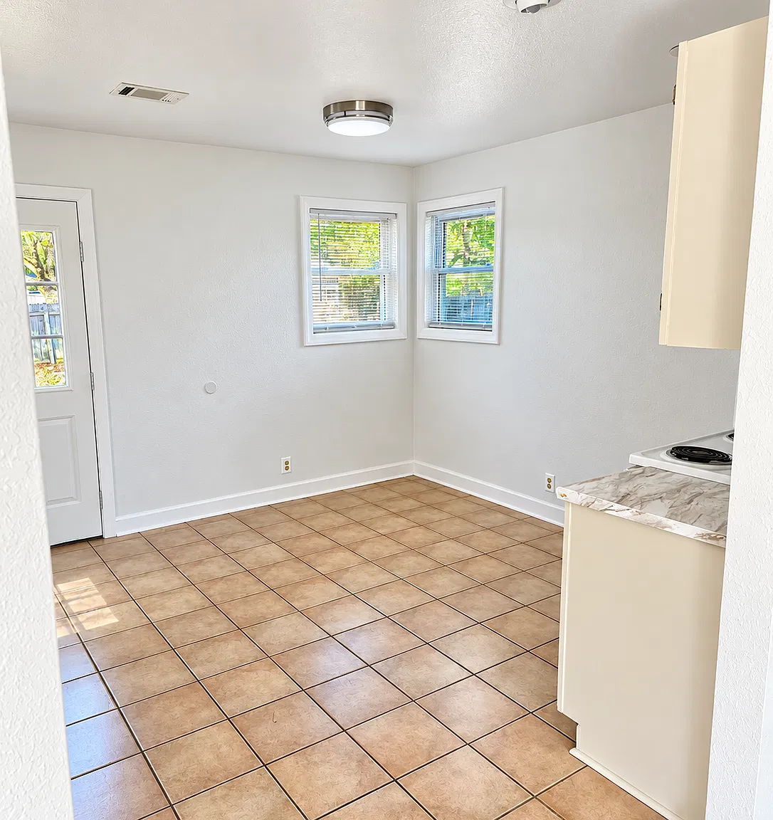 3 bed, 1000 sqft, $1,300 — Photo 4