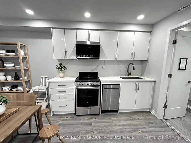 15 Walmer Rd #901 — Photo 4