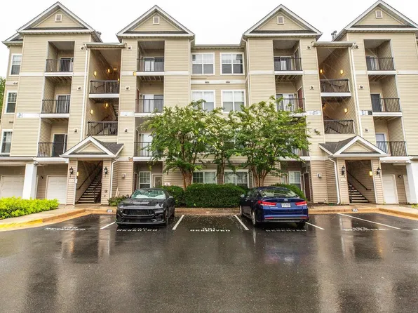 5121 Travis Edward Way APT B, Centreville, VA 20120