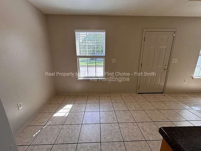 1439 Brazil St — Photo 4