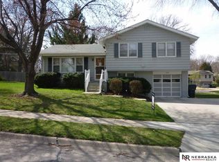 7108 Park Crest Dr, La Vista, NE 68128