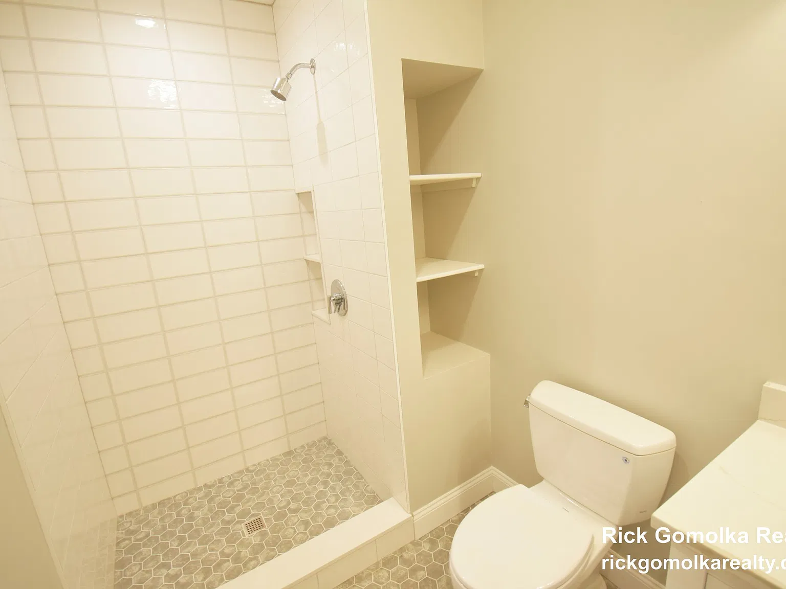 5 bed, 2.0 bath, 1800 sqft, $4,500 — Photo 4