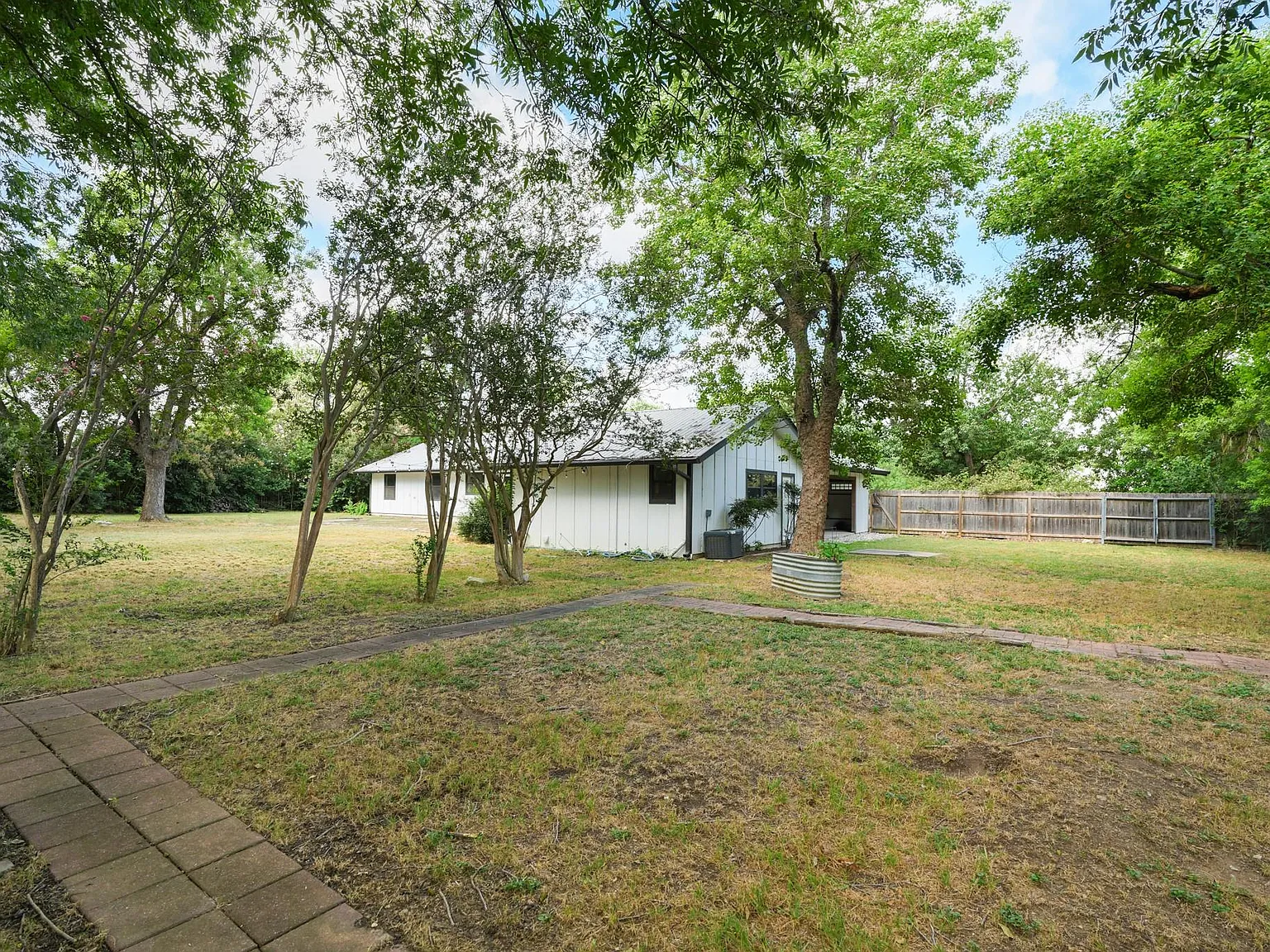 4 bed, 2.0 bath, 1804 sqft, $3,200 — Photo 2
