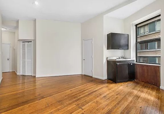 3rd image of 140 W 69th St APT 62B
