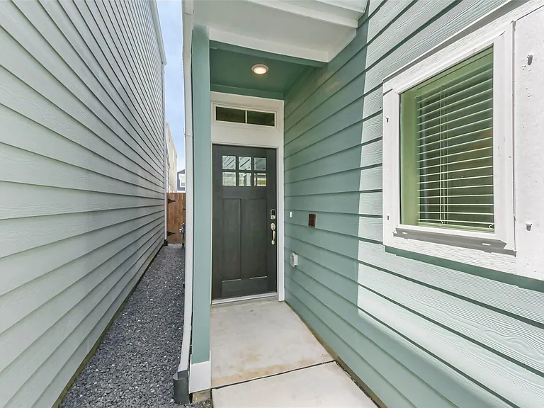 583 Avisa Dr — Photo 3