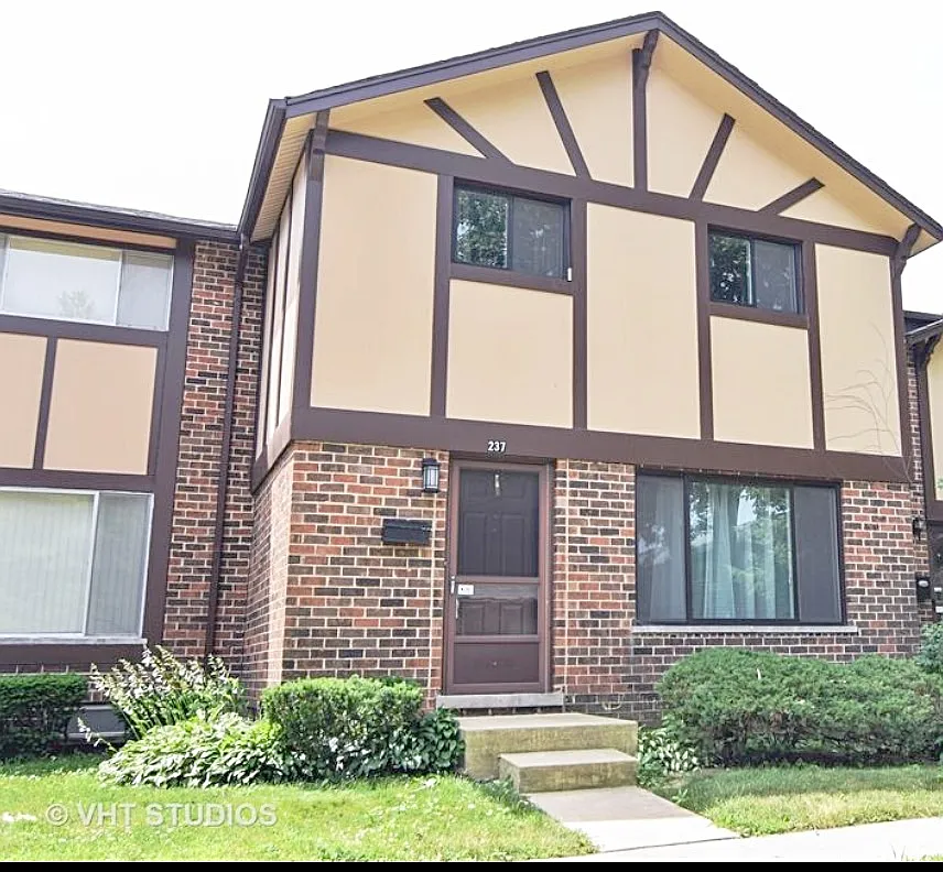 18W245 Knollwood Ln photo 1