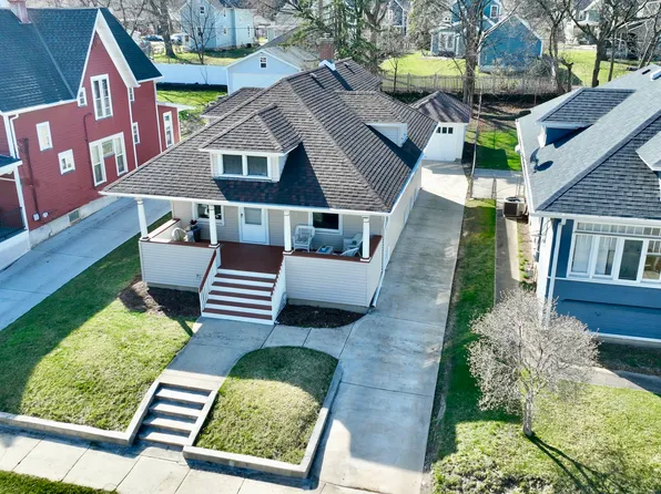 210 Elm St, Elgin, IL 60123