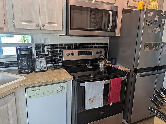 4th image of 3815 Lacoste St #142