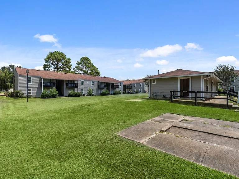 Creekside Apartments — Photo 14
