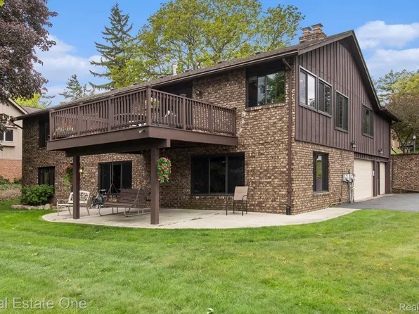 4976 Ledgewood Dr, Commerce Township, MI 48382