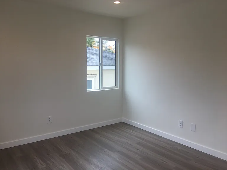 2076 Thomas Ave — Photo 9