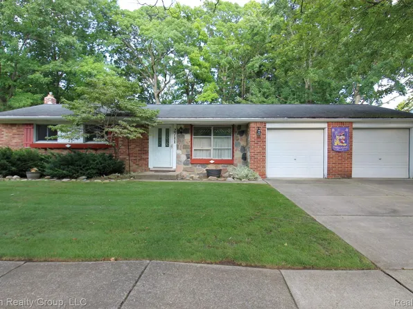2711 Red Arrow Dr, Commerce Township, MI 48382
