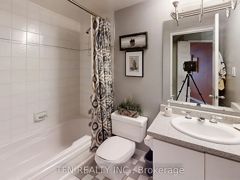 801 King St W #712 — Photo 9