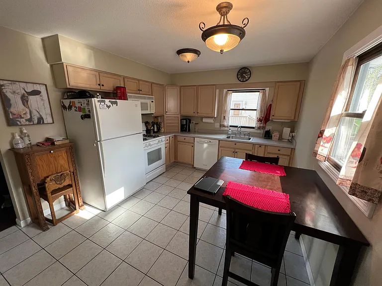 2819 Marion St — Photo 5