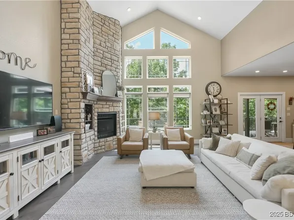 1880 Palisades Dr, Four Seasons, MO 65049