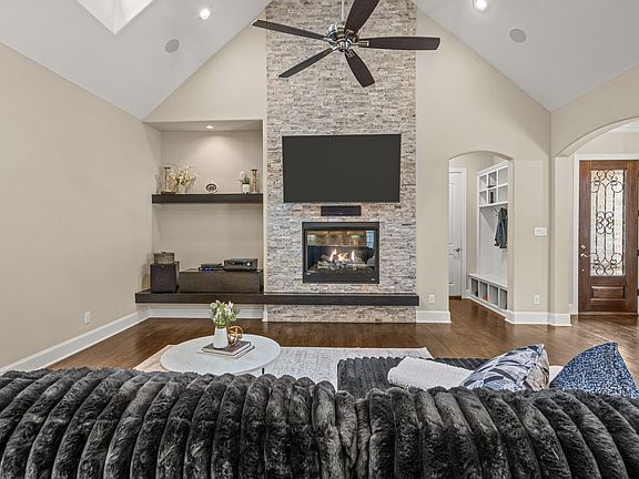 3rd image of 759 Mission Ct