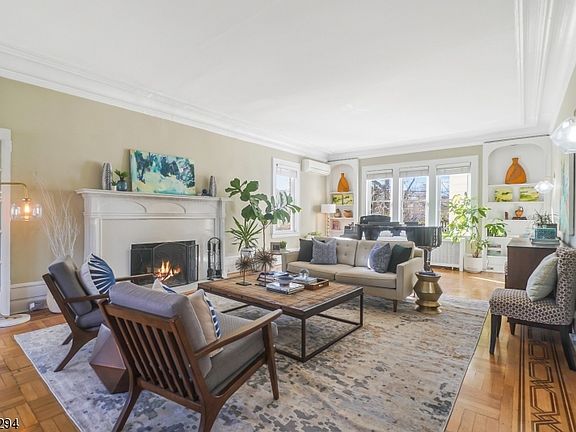 3rd image of 334 Warwick Ave