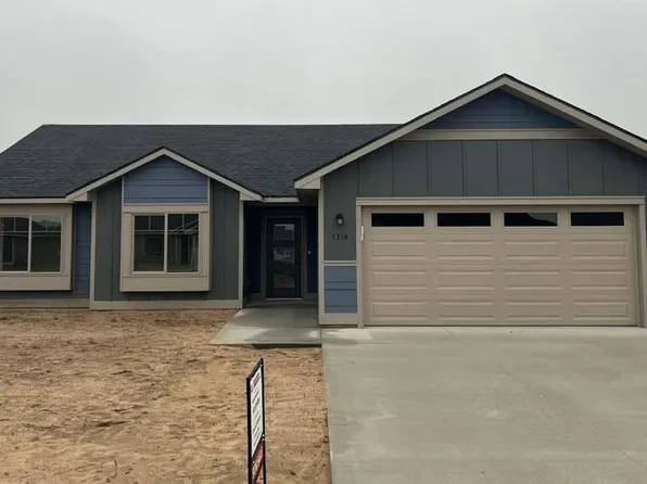 1314 Broce Bnd, Dodge City, KS 67801