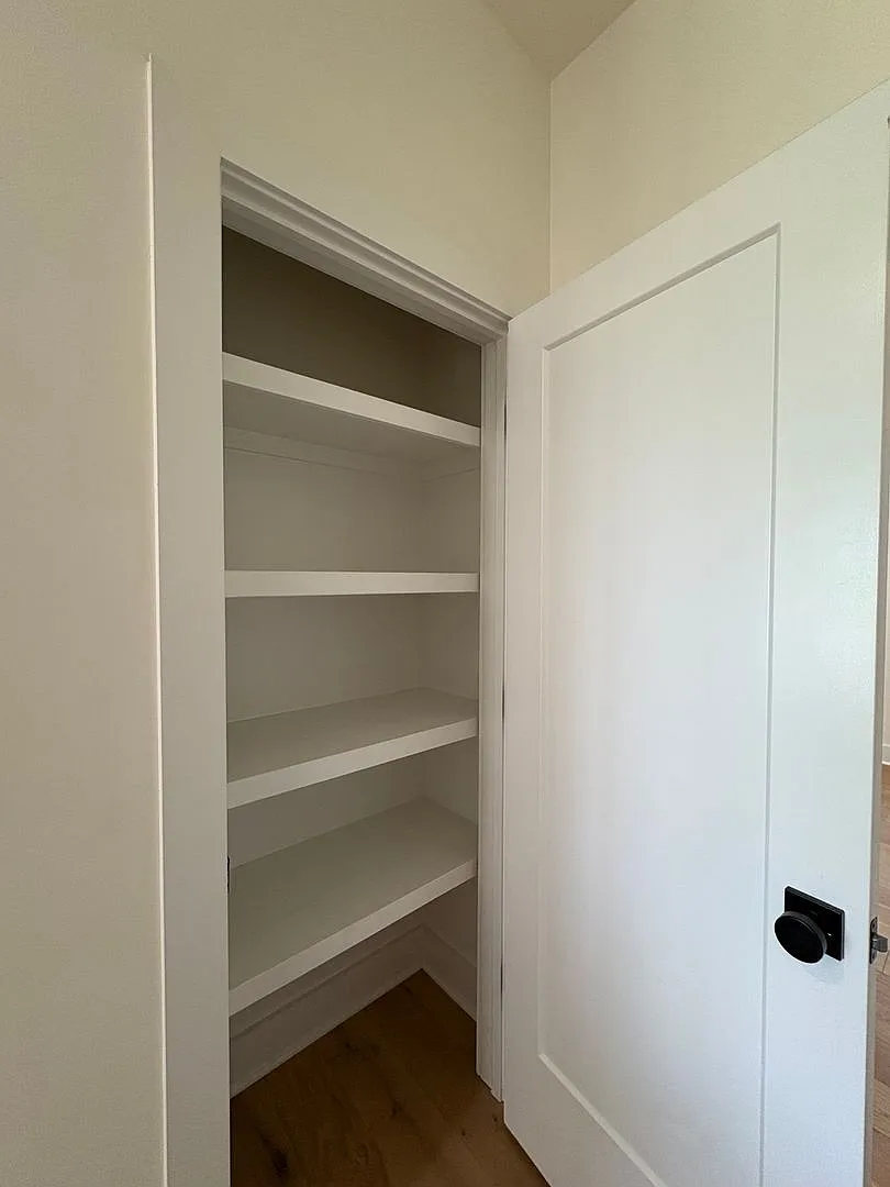 Gorgeous Brick 3 bed/3.5 bath Rental Available! — Photo 4