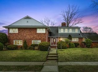 5 Paddock Ln, Rockville Centre, NY 11570