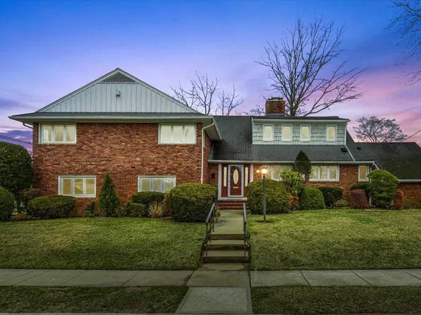 5 Paddock Lane, Rockville Centre, NY 11570