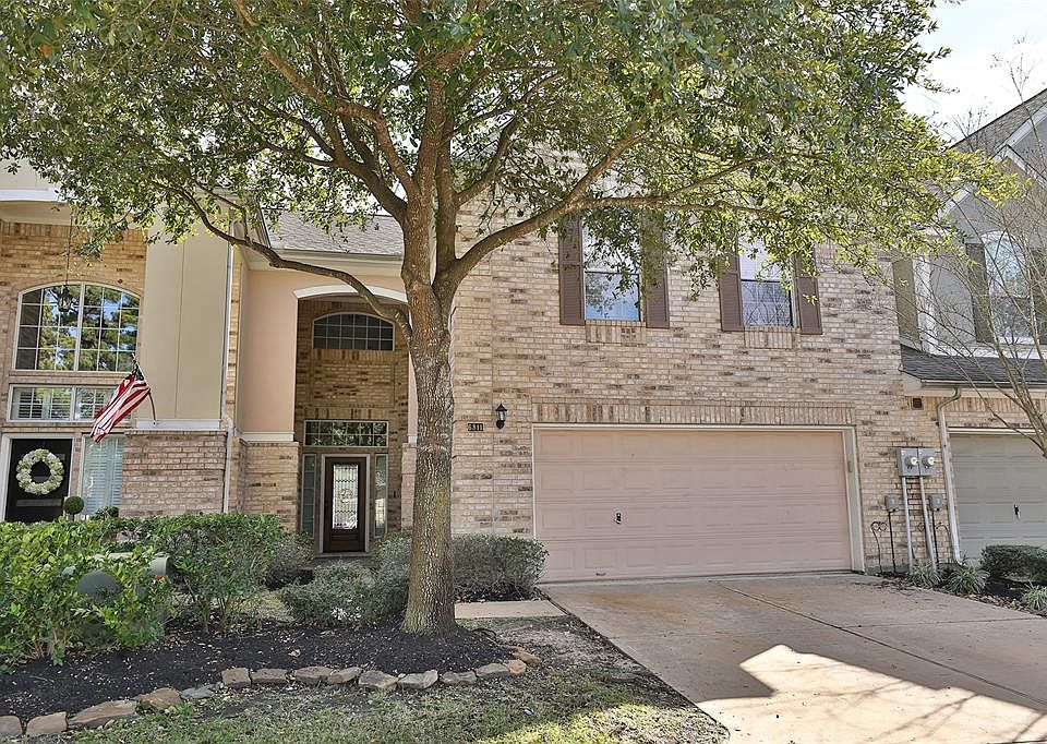 RENOVATED TOWNHOME IN A PRIVATE GATED COMMUNITY IN THE PARKS AT CYPRESSWOOD