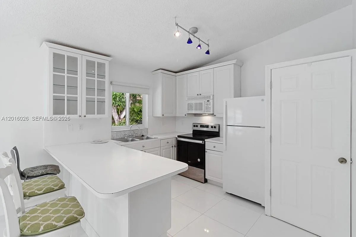 3 bed, 2.0 bath, $3,200 — Photo 4