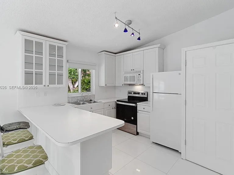 9617 SW 144th Pl — Photo 4