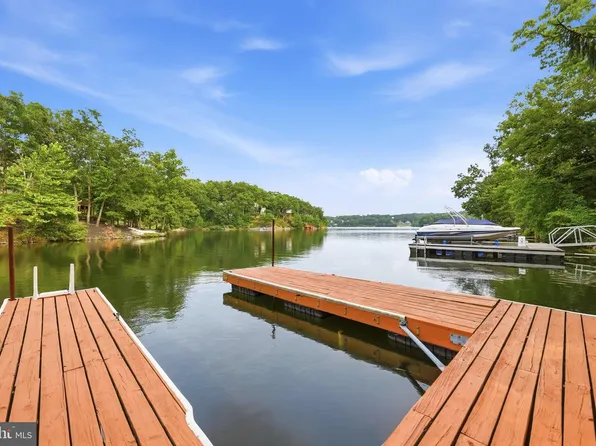 1003 Lakeview Dr, Cross Junction, VA 22625