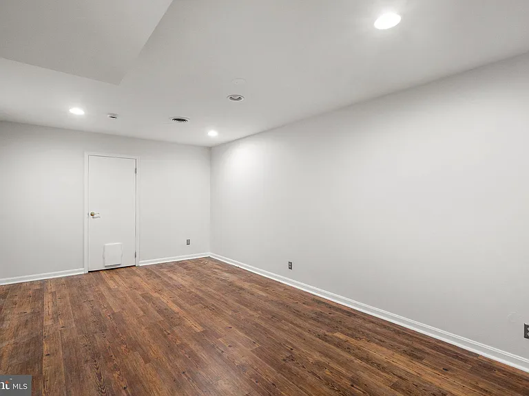 1120 S Kenwood Ave — Photo 28