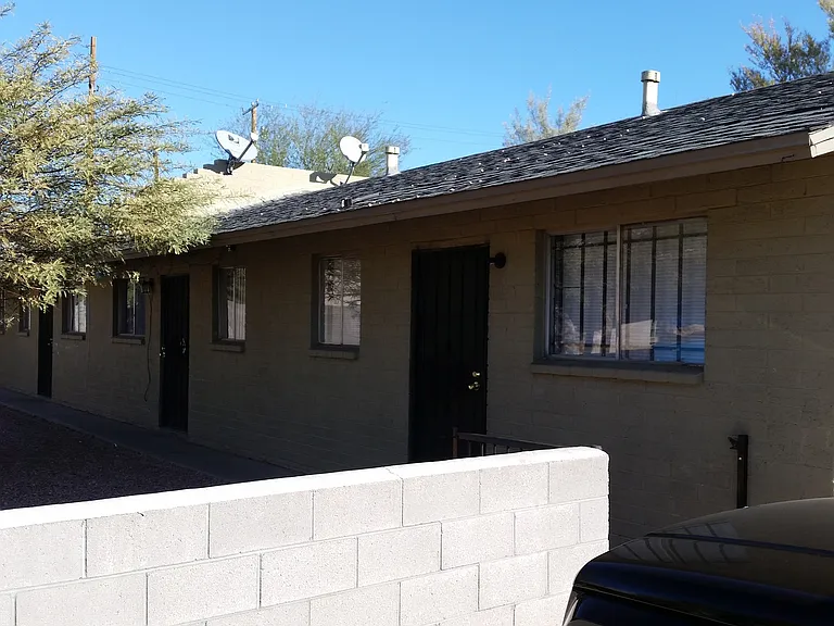 1514 E Adams St — Photo 1
