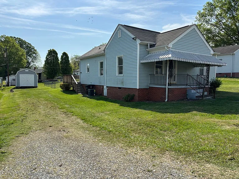 1310 Maple St — Photo 2