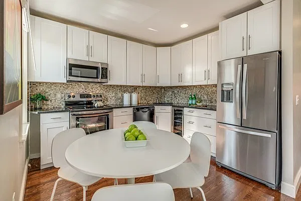 2 bed, 656 sqft, $3,490 — Photo 2