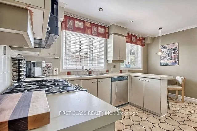 28 Collins Cres #UPPER — Photo 4