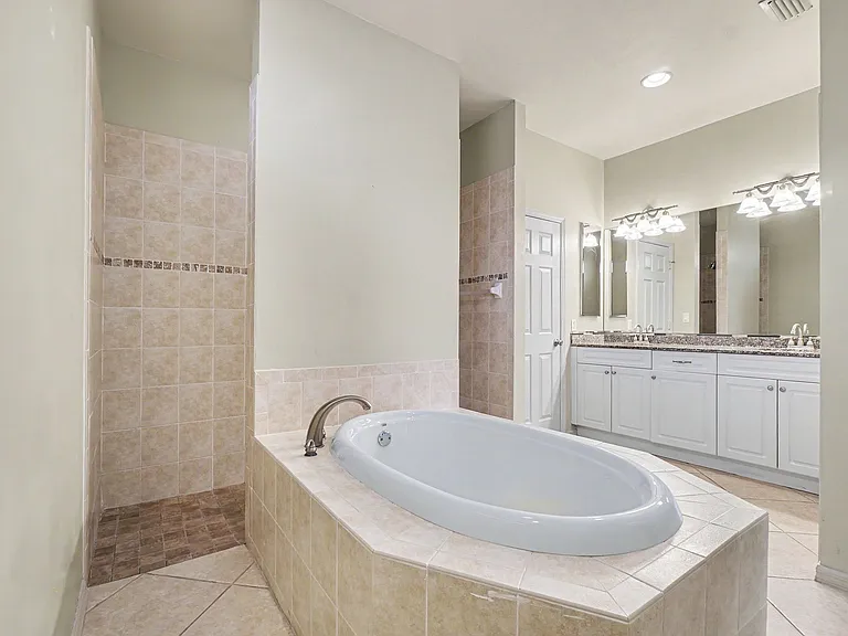 627 SW 47th Ter #627 — Photo 13