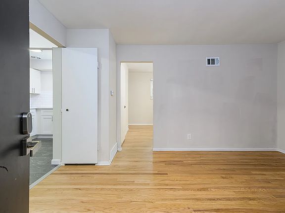 4th image of 2000-2004 Bellevue Ave #F