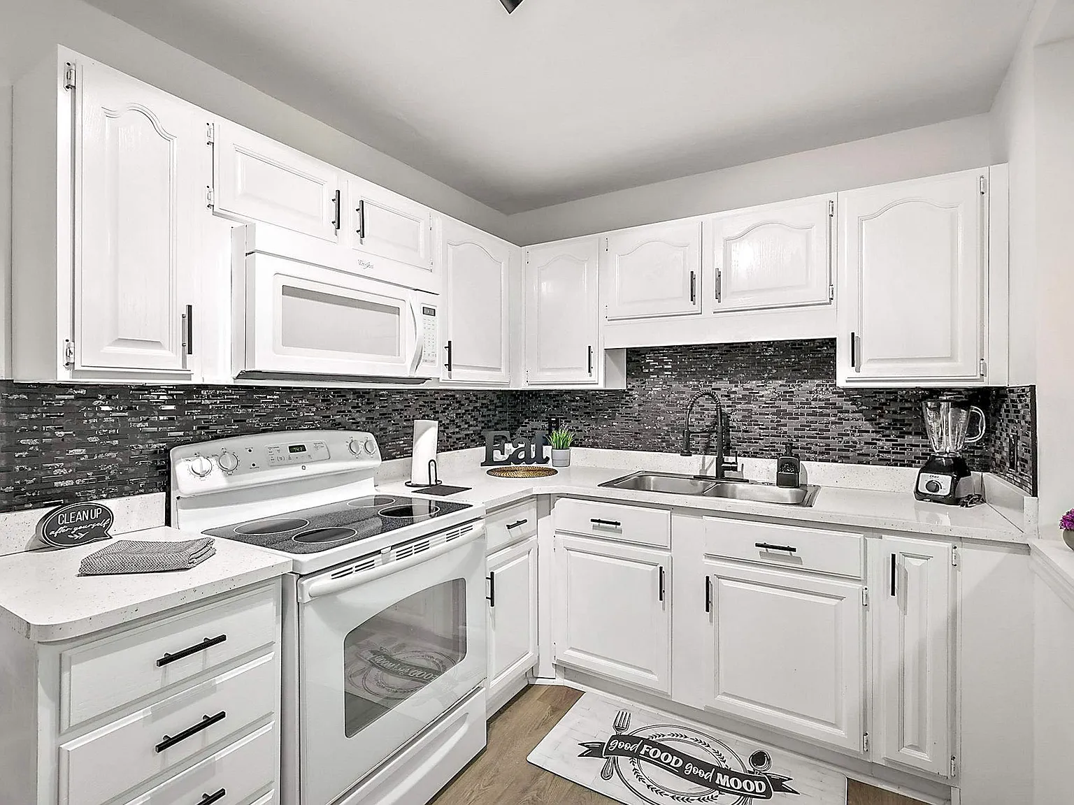 4 bed, 3.0 bath, 2073 sqft, $992 — Photo 4