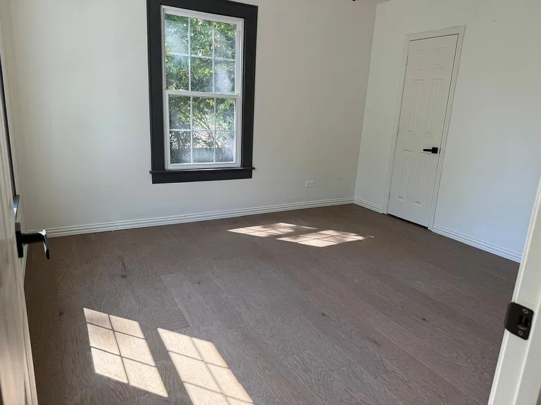 1121 E Texas St — Photo 25