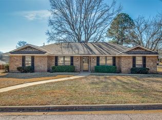 4040 Crescent Valley Cir, Denison, TX 75020