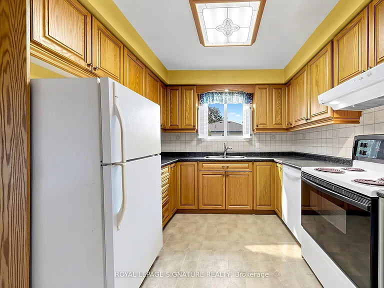 94 Howlett Ave — Photo 18